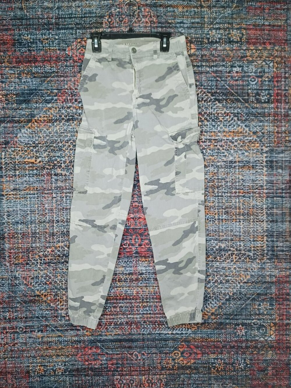 American Eagle womens Super stretch distressed camo cargo joggers 0